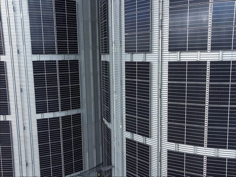 Solarzellen an Stahl-Rundsilos